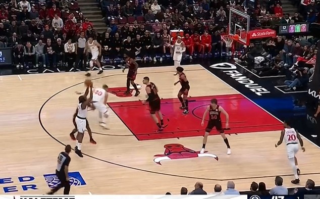 开云体育PC端-梅开二度?哈登侧翼三分出手 再度投出三不沾