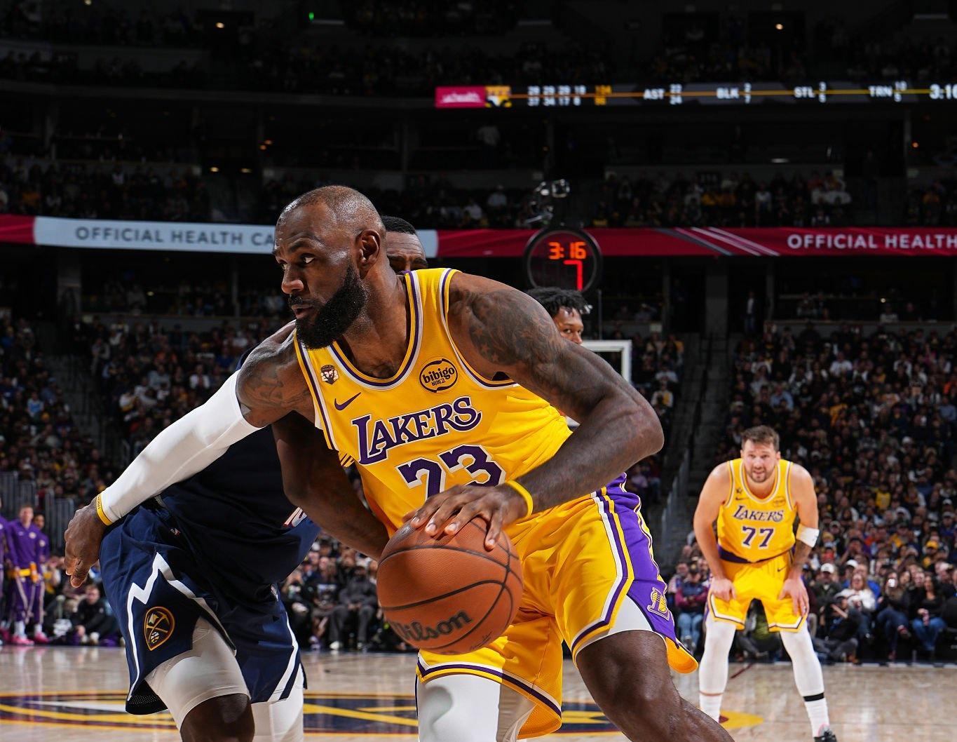 开云体育在线-湖人防守回暖破敌！詹皇砍准三双+回应落选全明星首发：毫无反应